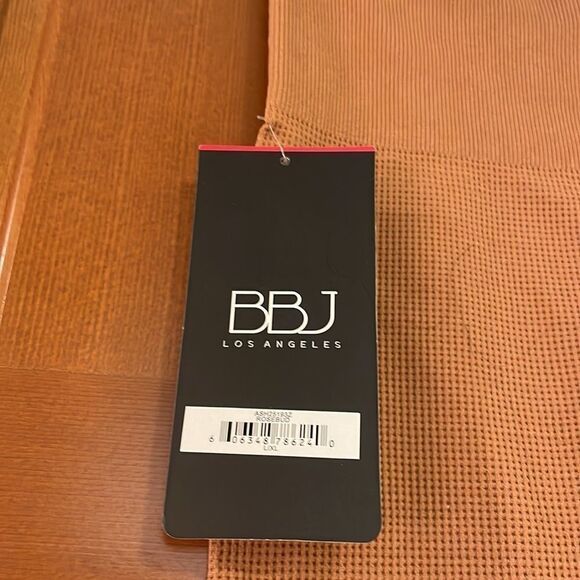 𝅺NWT Beyond Active shorts in the color rosebud. - Picture 6 of 9